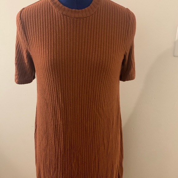 A-line t-shirt style dress with peek boo back. - Picture 1 of 3